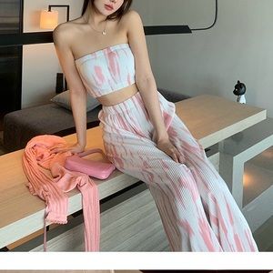 A comfortable summer suit.  tube top with trousers